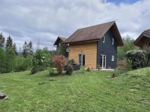 una casa en una colina con un patio en Domaine De Siane, en Plaine