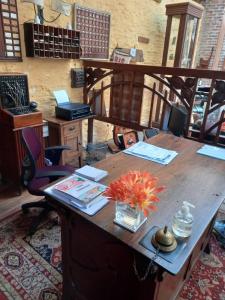 a wooden desk with a flower on top of it at Gran Hotel Concordia in Salto