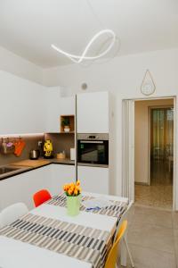 Casa Cicetta في جيوفيناتسو: مطبخ وغرفة طعام مع طاولة وكراسي