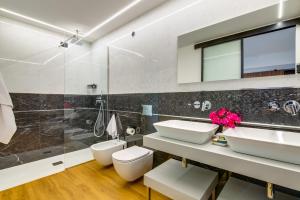 Koupelna v ubytování RoccaRegina Hotel