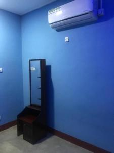 um quarto azul com um espelho e uma parede azul em MSV Villa résidence home em Batticaloa