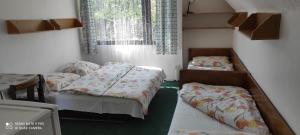 Zimmer mit 2 Betten und einem Fenster in der Unterkunft Rybářská bašta Vikletice - Nechranice in Kwon