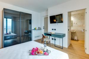 TV a/nebo společenská místnost v ubytování RoccaRegina Hotel
