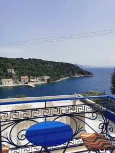 d'un balcon avec des chaises et une vue sur l'océan. dans l'établissement Argalios Studios, à Kiónion