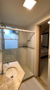 La salle de bains est pourvue d'un lavabo et d'une douche. dans l'établissement Pousada Noantri, à Búzios