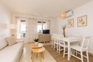 - un salon avec un canapé blanc et une table dans l'établissement Binilaya, à Sant Lluis