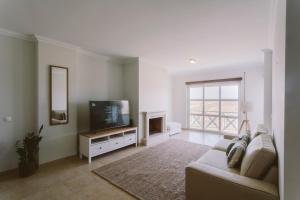 uma sala de estar com um sofá e uma televisão de ecrã plano em Best Houses 55 - Surfers Paradise em Ferrel