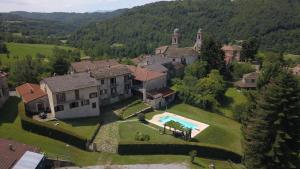 San Benedetto Belbo的住宿－Appartamenti Gli Ippocastani，享有带游泳池的房屋的空中景致