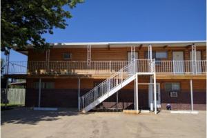 um edifício com uma escada em frente em Love Hotels Western Holiday at Harlan Lake NE em Alma