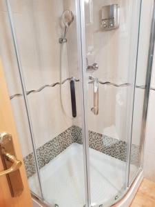 W łazience znajduje się prysznic ze szklanymi drzwiami. w obiekcie Apt a Calafell plage w mieście Calafell
