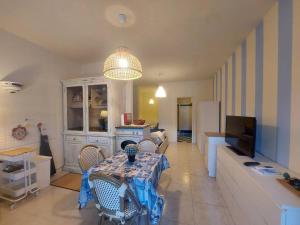 een woonkamer met een eettafel en een keuken bij Cirilla Beach STUDIO apartment in Torre del Lago Puccini