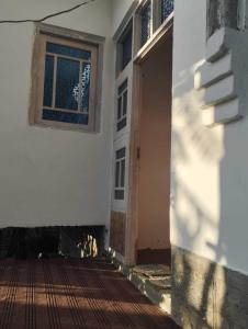 une chambre vide avec une porte et une fenêtre dans l'établissement POP Masrat Homestay, 