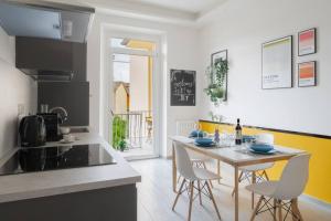 een keuken met een tafel en stoelen in een kamer bij Via Pollaiolo, 55 - Florence Charming Apartments - Comfort e Stile a 350mt dal Tram! First floor with elevator and car places on street in Florence