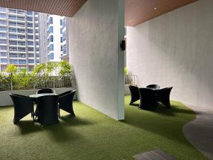 une chambre avec des chaises et une table dans un bâtiment dans l'établissement Sunset House-Atlantis Residence, à Malacca