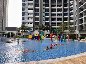 une grande piscine avec une aire de jeux dans une ville dans l'établissement Sunset House-Atlantis Residence, à Malacca