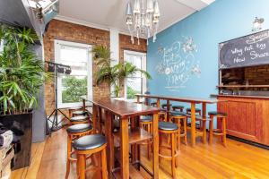 eine Bar mit Holztischen und Hockern in einem Restaurant in der Unterkunft The Shakespeare Hotel in Auckland