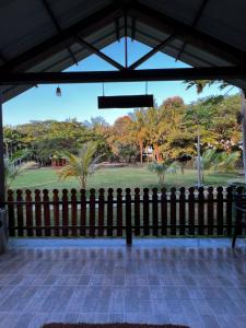 einen Zaun mit Parkblick in der Unterkunft Aranyagiri Countryside Resort, Near Pune in Pune