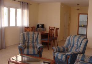 sala de estar con 2 sillas y mesa en Bellavista, en Aigües
