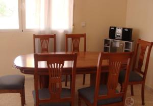 mesa de comedor de madera con sillas y microondas en Bellavista en Aigues
