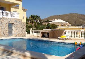 una piscina frente a una casa en Bellavista en Aigues