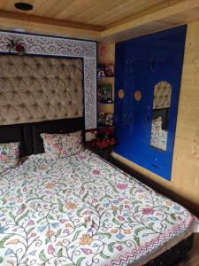 Ένα ή περισσότερα κρεβάτια σε δωμάτιο στο OYO Home Muzamil Homestay