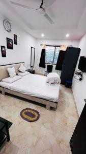 ein Schlafzimmer mit einem großen Bett in einem Zimmer in der Unterkunft OYO National Inn in Jamshedpur