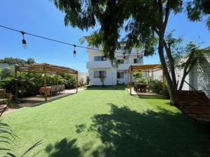 En hage utenfor Mare S&M Casa Hostal
