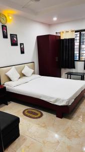 ein Schlafzimmer mit einem großen Bett in einem Zimmer in der Unterkunft OYO National Inn in Jamshedpur