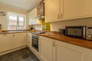 Avocet Apartment في ويلز نكست ذا سي: مطبخ مع دواليب بيضاء وميكرويف +22 صورة