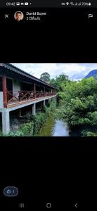 une photo d'un pont sur une rivière dans l'établissement Maylyn Guesthouse, à Vang Vieng