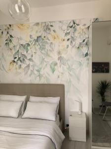 a bedroom with a floral wallpaper on the wall at Casa L'Aquila in Como