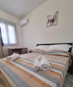 een slaapkamer met een bed met handdoeken erop bij Civico 14 Apartment 01 in Monserrato