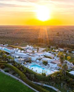 vista aerea di un resort con piscina di Tenuta Centoporte a Otranto