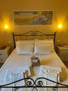 1 dormitorio con 1 cama y 2 mesitas de noche en B&B Zio Cici, en Minervino di Lecce
