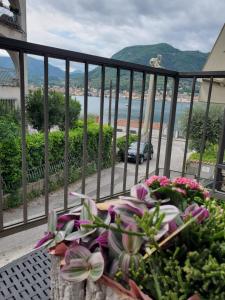 un ramo de flores sentadas en una mesa en un balcón en La Casa Sul Lago, en Saló