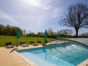 Πισίνα στο ή κοντά στο Gîte avec étang privé, piscine partagée et WiFi en Dordogne - FR-1-616-194