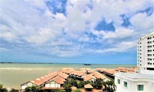 ポートディクソンにあるBestView Maisons Private Beach Suites Port Dicksonの建物から見た海の景色 +59枚の写真