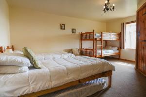 1 dormitorio con 2 camas y 1 litera en Hulmes Vale House - Sleeps 14 - Peak district, en Buxton