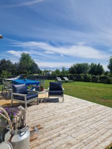 d'une terrasse avec 2 chaises et une table dans la cour. dans l'établissement Pieninė, à Ventė