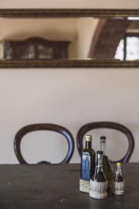 Una mesa con tres botellas encima. en Agriturismo Tenuta Il Polardo, en Piegaro