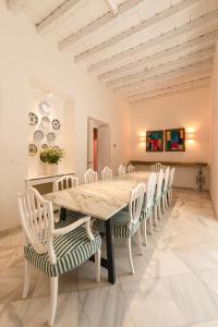 een grote eetkamer met een tafel en stoelen bij Casa Palacio Virgenes 7 with private swimming pool and parking in Sevilla