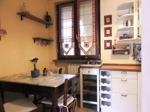 Kitchen o kitchenette sa Farmhouse's Appartment - Cusago