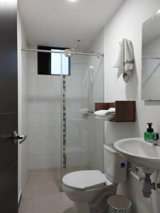 Encantador apartamento #2 cerca al aeropuerto tesisinde bir banyo