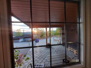 een raam met uitzicht op een patio bij In Love With Norway in Larvik