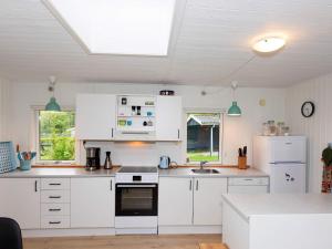 Dapur atau dapur kecil di Holiday home Vesløs IV