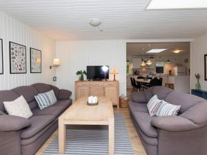 Sala de estar con 2 sofás y mesa de centro en Holiday home Vesløs IV, en Øsløs
