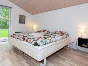 Un pat sau paturi într-o cameră la Holiday home Vesløs IV