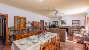 Casa La Fresneda Ubrique by Ruralidays في أوبريق: غرفة طعام وغرفة معيشة مع طاولة وكراسي