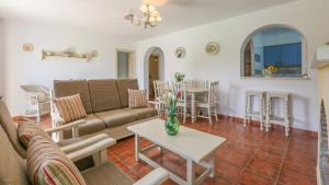 ein Wohnzimmer mit Sofa und Tisch in der Unterkunft El Pinar La Puebla de Los Infantes by Ruralidays in La Puebla de los Infantes