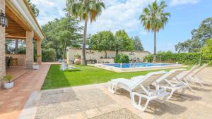 einen Hinterhof mit Stühlen und einem Pool in der Unterkunft El Pinar La Puebla de Los Infantes by Ruralidays in La Puebla de los Infantes